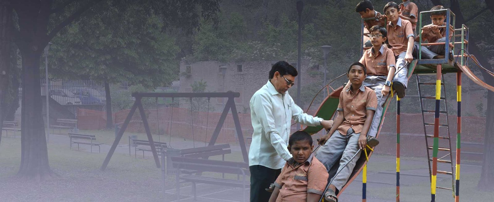 labhubhai-t-sonani-with-blind-children-in-park